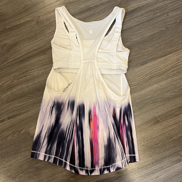 Lululemon tank top with built in bra, size 8 - Picture 2 of 2